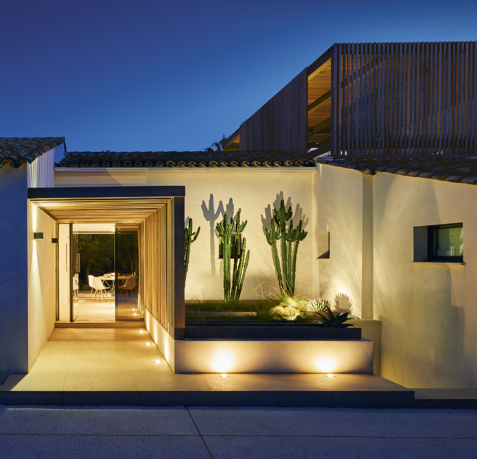 00398199 ok. La casa se rodea de espacios intermedios que gradúan la relación entre el interior y el exterior y crean perspectivas visuales atractivas
