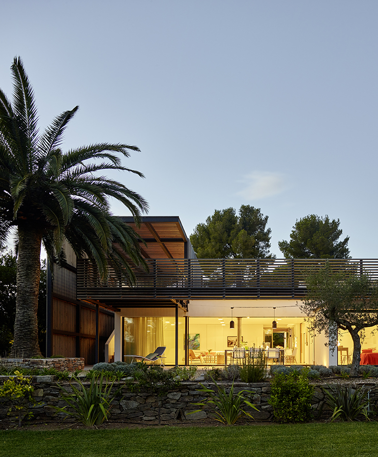 00398215 ok. La pérgola de madera ha borrado los rasgos banales de la casa original, dotándola de una nueva y fuerte personalidad