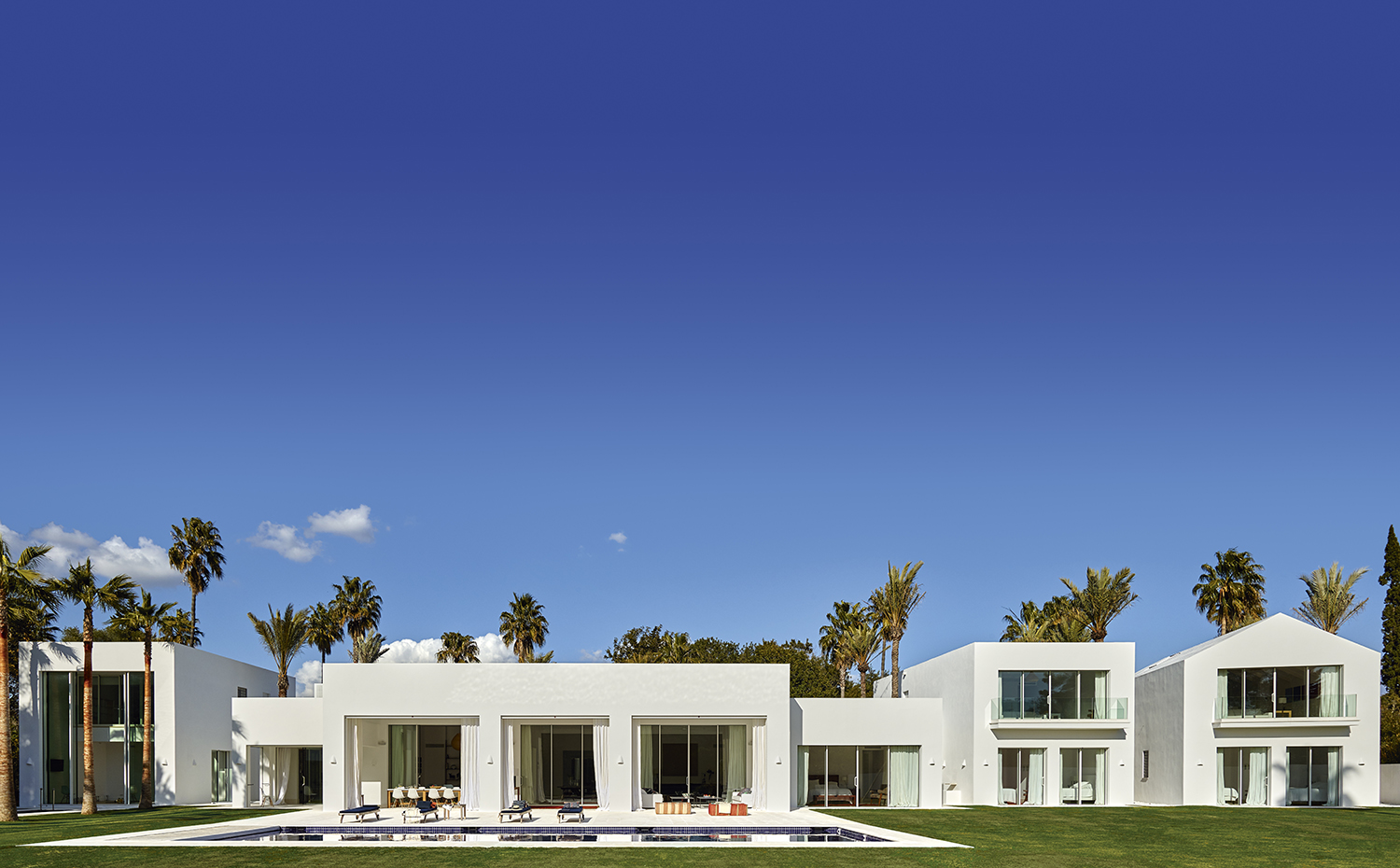 00401177 ok. La sucesión de volúmenes que componen la casa recuerda a la arquitectura blanca del sur mediterráneo