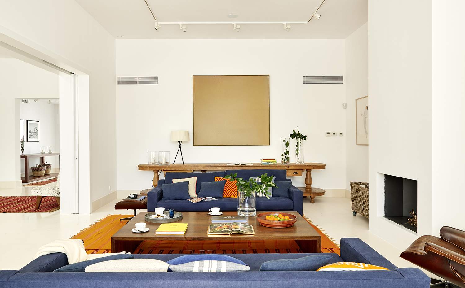 00401201 ok. Sofás de Chisell & Rose, Sevilla. Al fondo, la Lounge Chair, de los Eames, editada por Vitra. Lámpara Trípode, de Santa & Cole. Alfombra, de Lola Coronel. Cojines, de Inventory Barcelona, Matèria y Caravane Tarifa