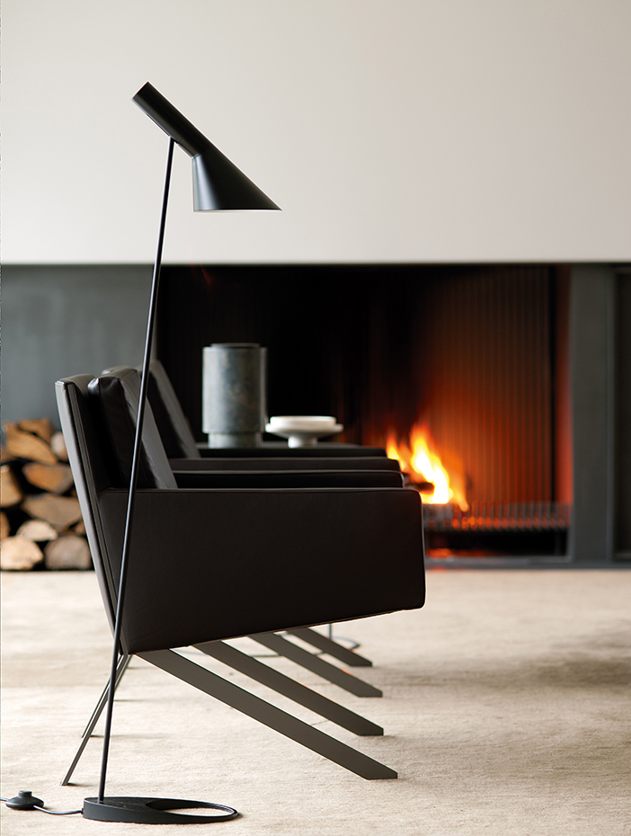 1 ok. Junto a las butacas Theo, la lámpara AJ, de Arne Jacobsen para Louis Poulsen