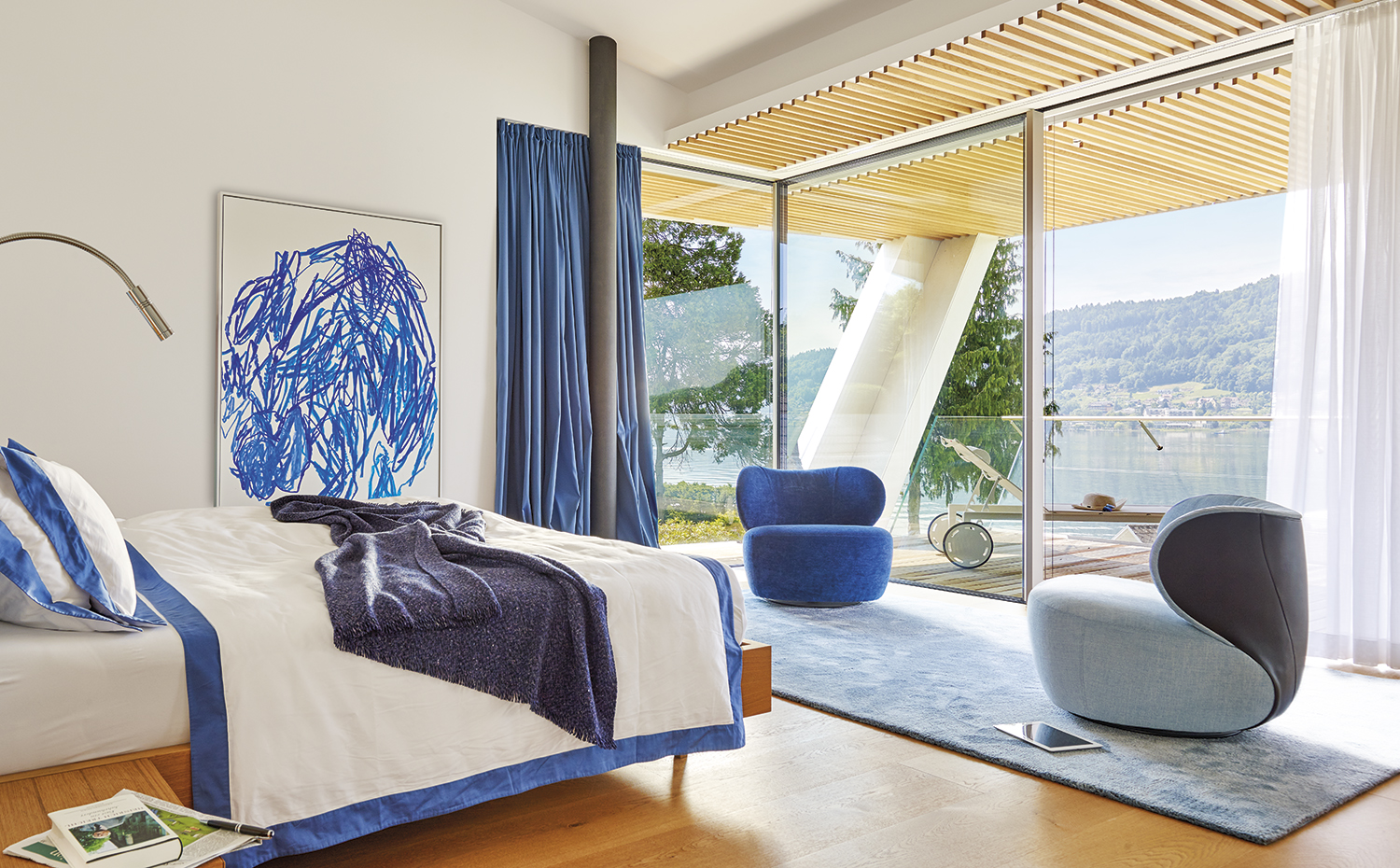AyD-Carinthia A0134257. Butacas Bao, diseño de EOOS para Walter Knoll. Alfombra Ily, de B.I.C. Carpets. Junto a la cama, una obra de Otto Zitko. En la terraza, la tumbona Lounge Little L, de Royal Botania