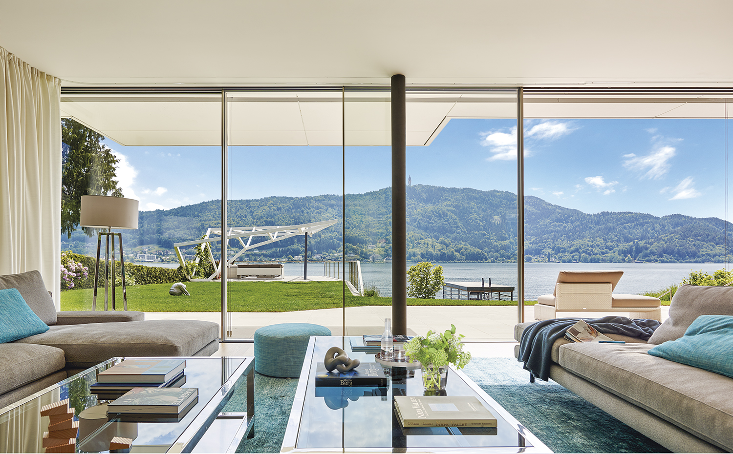 AyD-Carinthia A0134286. En el salón impera un código cromático en el que se combina el beige de los sofás, de Minotti, y el azul del resto de las tapicerías y cojines