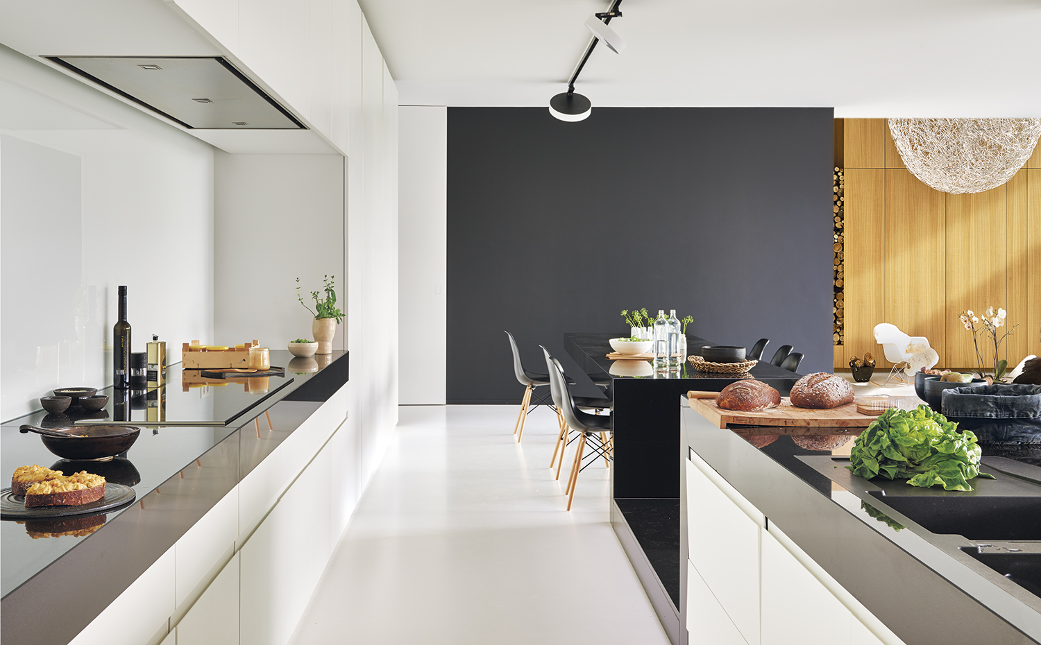 AyD-Meertens VG1423. El mobiliario integral de la cocina ha sido diseñado por Egide Meertens y realizado por Rudy Schepers. Encimeras de piedra natural negra. Iluminación, de Delta Light