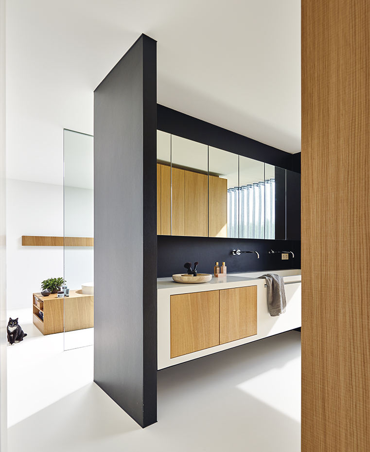 AyD-Meertens VG33802. El mobiliario del baño combina la madera de roble natural con acabados lacados de blanco