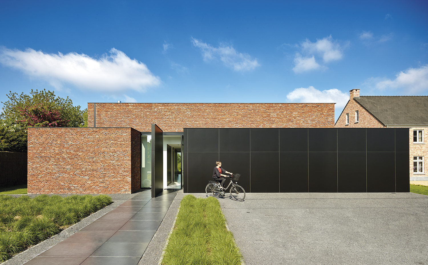 AyD-Meertens VG33854. Un portalón de acero negro franquea el acceso al interior de la vivienda desde la calle