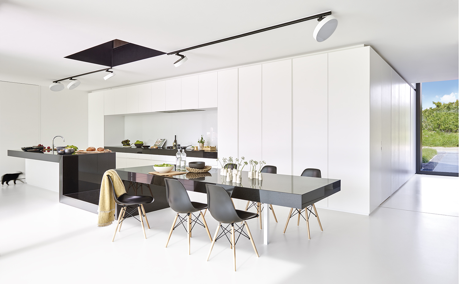AyD-Meertens VG33889. El suelo de toda la casa es de hormigón acabado con pintura epoxy. La sensación de continuidad y su brillo son claves para crear una atmósfera despejada y luminosa