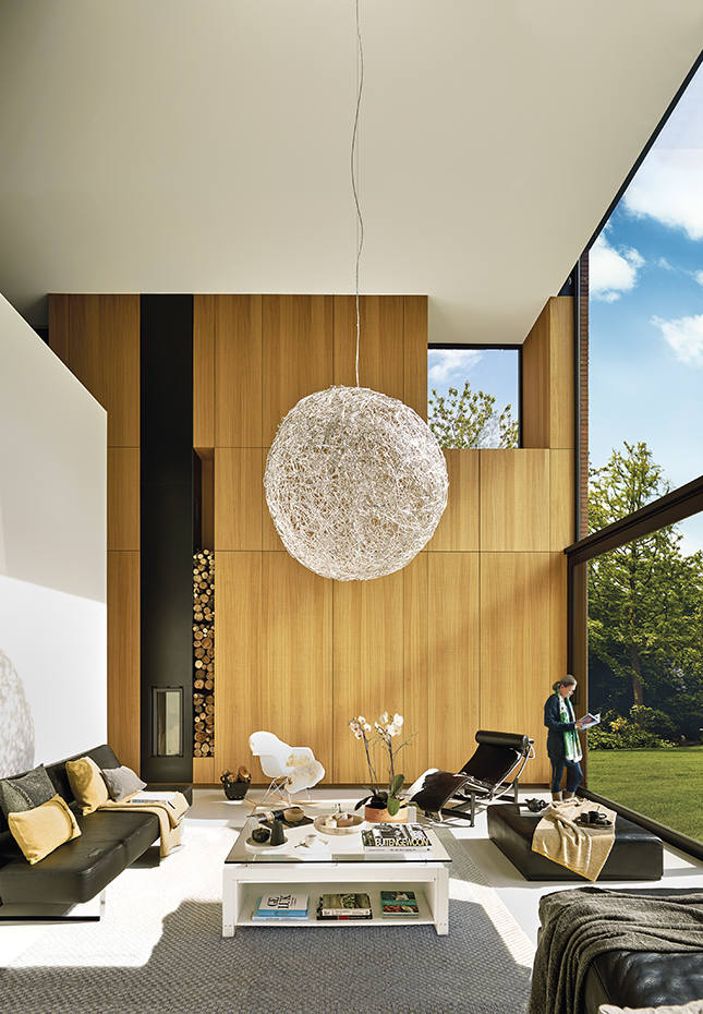 AyD-Meertens VG33898 CHICA. Junto a la cristalera, la chaise-longue LC4, un diseño de Le Corbusier que produce Cassina. Sofá, de Natuzzi. Mecedora RAR, de los Eames, editada por Vitra. Lámpara Fil de Fer, de Catellani & Smith