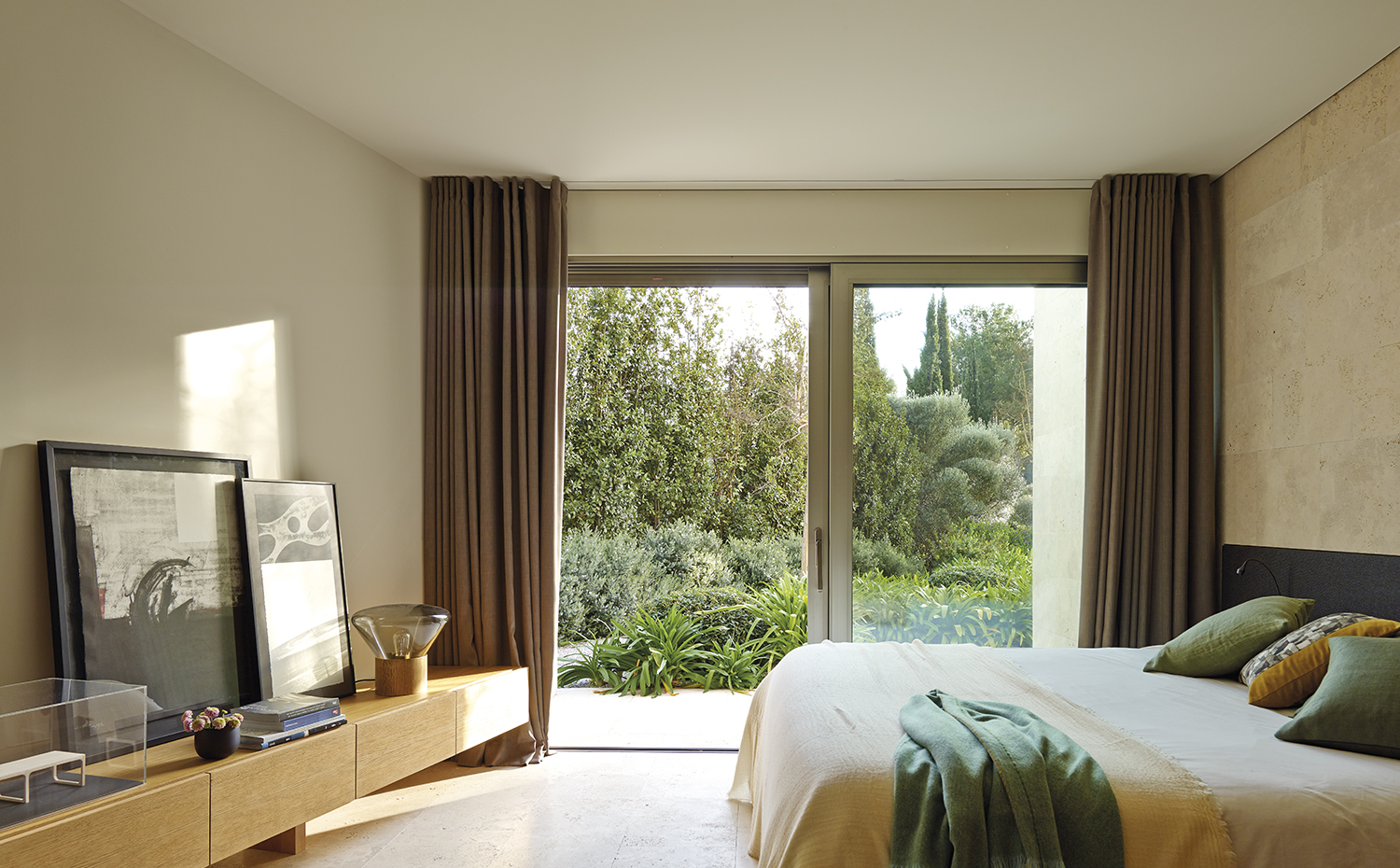 AyD-Negre (Mallorca)32990. El mobiliario del dormitorio es un diseño a medida de los arquitectos. Sobre la cama, maxiplaid Safari, de Teixidors, y cubrecama de lana blanca, de CoriumCasa. Lámpara con base de madera, de la colección Muffins, de Brokis