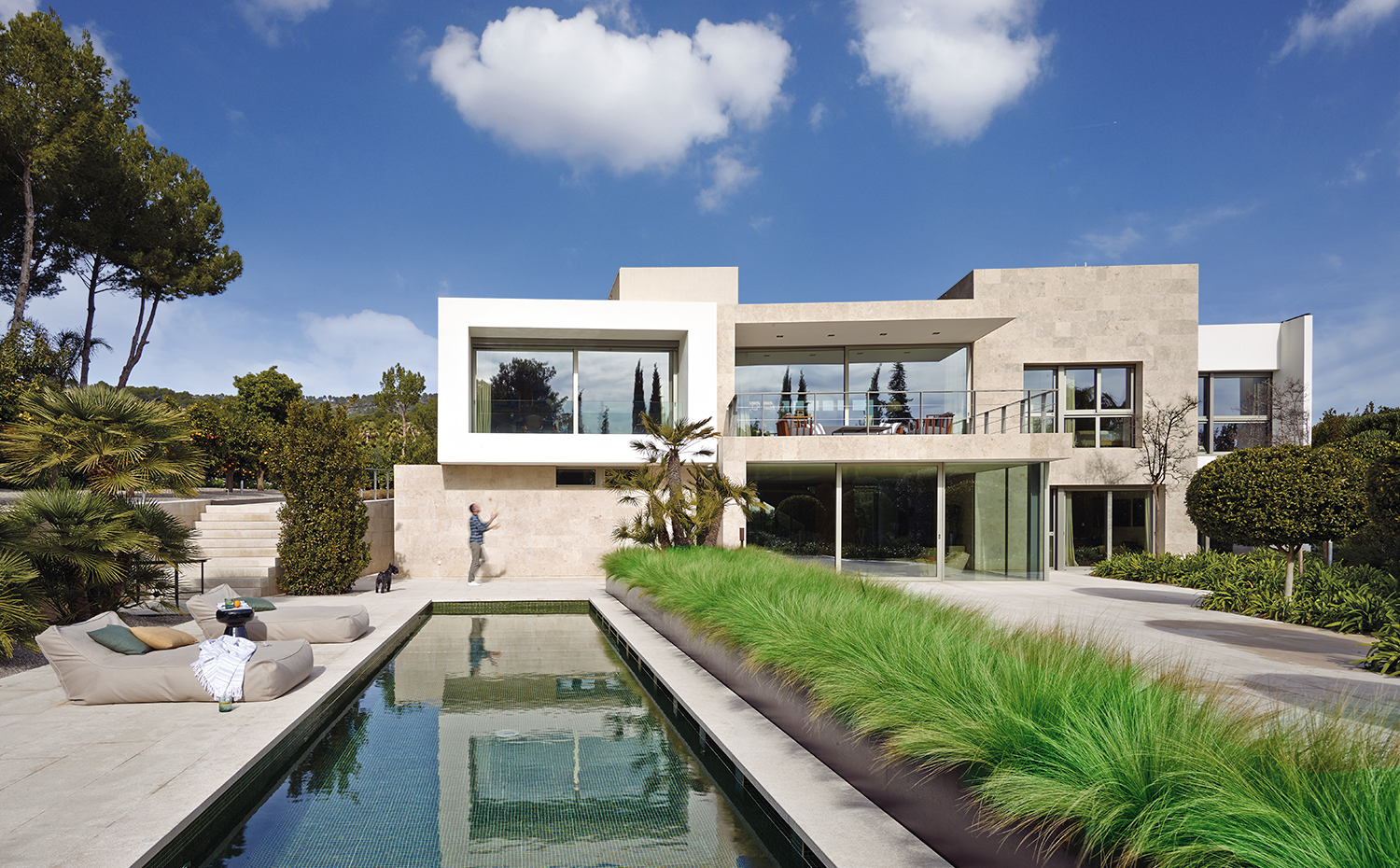 AyD-Negre (Mallorca)33045. Hilvanando arquitectura, paisajismo e interiorismo, los autores han creado una casa en la que cada elemento encaja. Por fuera, la construcción exhibe una piel de piedra travertina