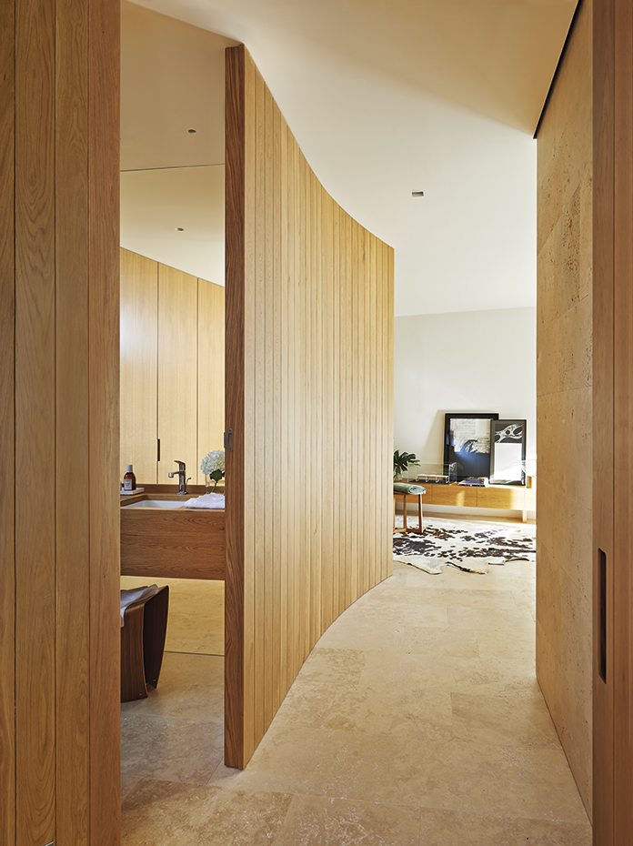 AyD-Negre (Mallorca)3861. Un tabique curvado de madera de roble delimita el ámbito del baño en la suite. Grifería Axor Citterio, de Hansgrohe