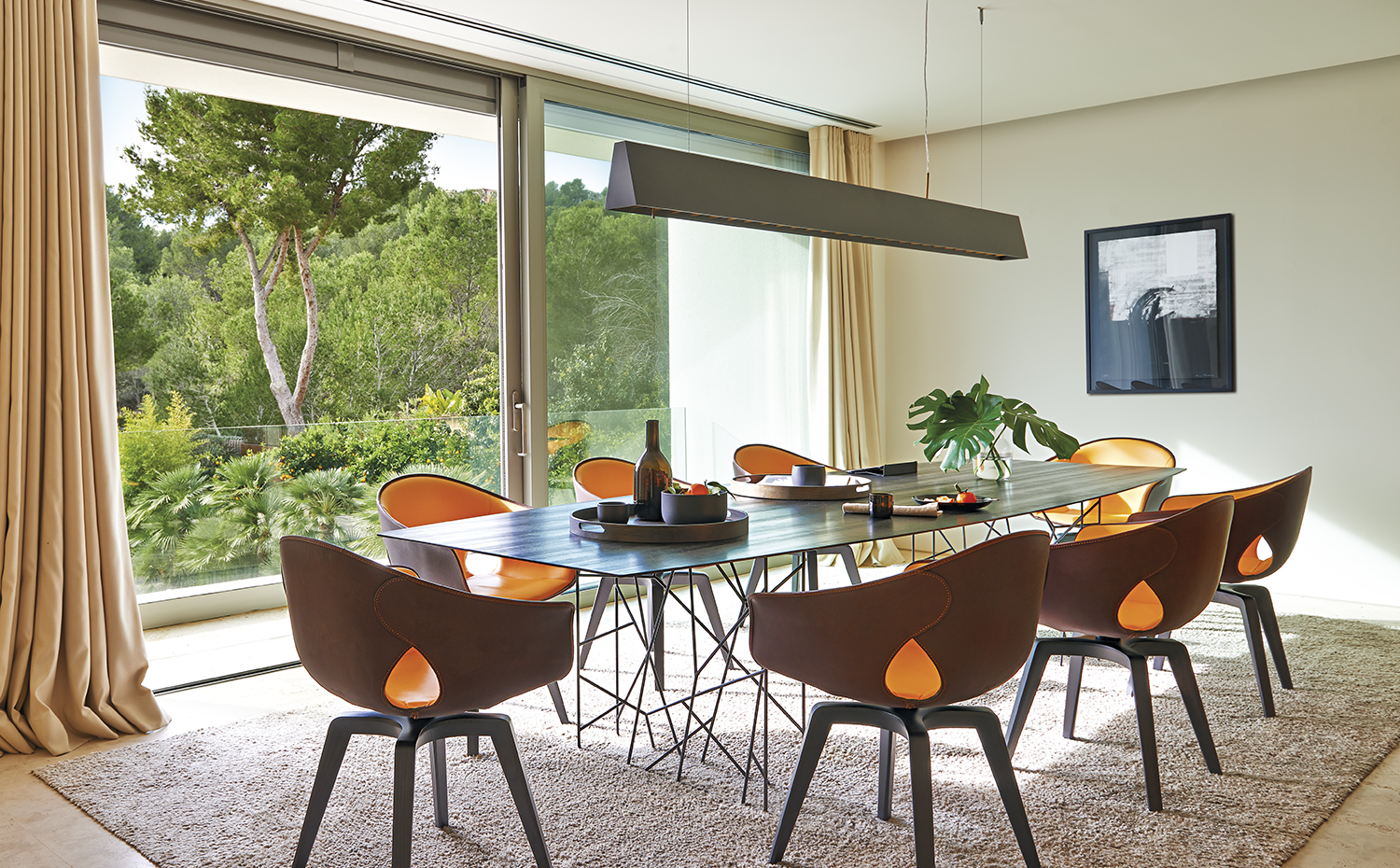AyD-Negre (Mallorca)4018. Sillas Ginger, de Roberto Lazzeroni para Poltrona Frau. Mesa Synapsis, de Jean-Marie Massaud para Porro. Lámpara de suspensión Barra d'Oro, de Peter Zumthor para Viabizzuno