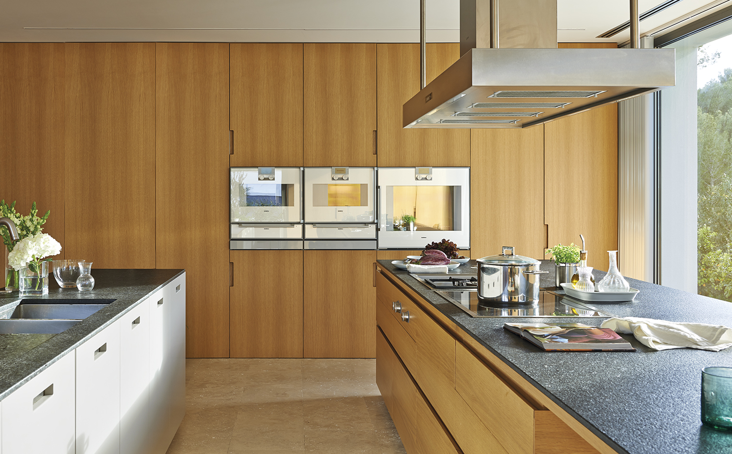 AyD-Negre (Mallorca)4091. La cocina es un diseño de Jorge Bibiloni Studio. Encimera de granito Angola abujardado envejecido. Electrodoméstico, de Gaggenau