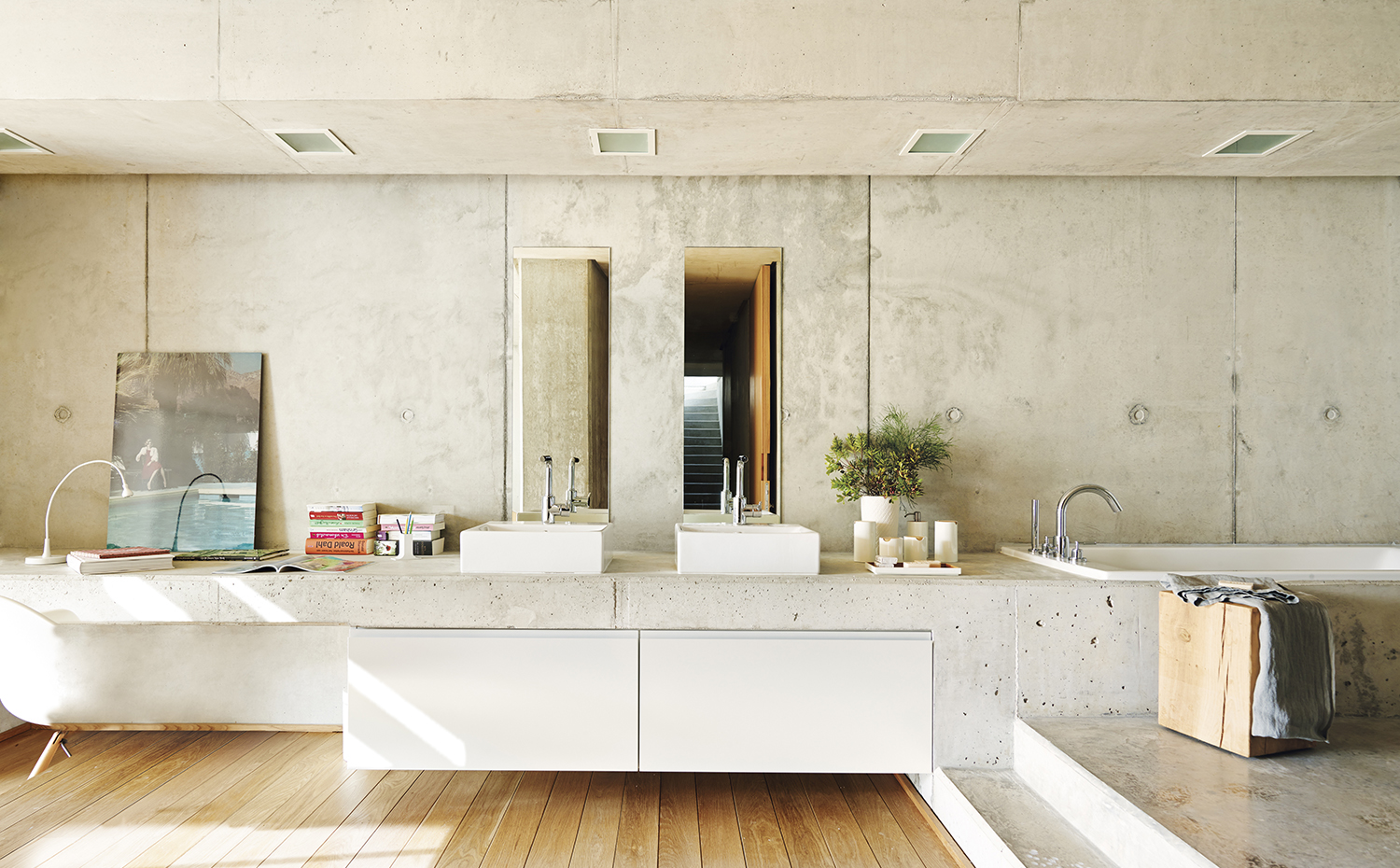 Mobiliario realizado a medida por los arquitectos. Bañera encastrada Element, de Roca. Griferías Allure, de Grohe