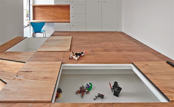 Andrew Maynard ha instalado en la habitación infantil de esta vivienda una tarima elevada y practicable que ofrece espacio de almacenamiento suplementario para guardar los juguetes