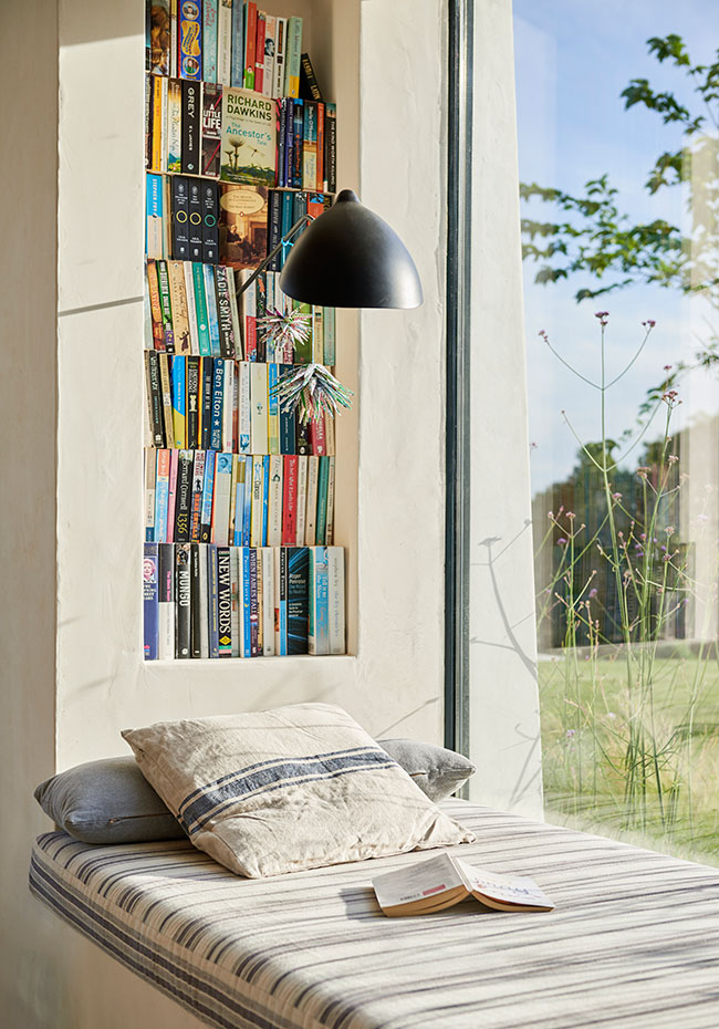 Chaise longue y librería de obra.