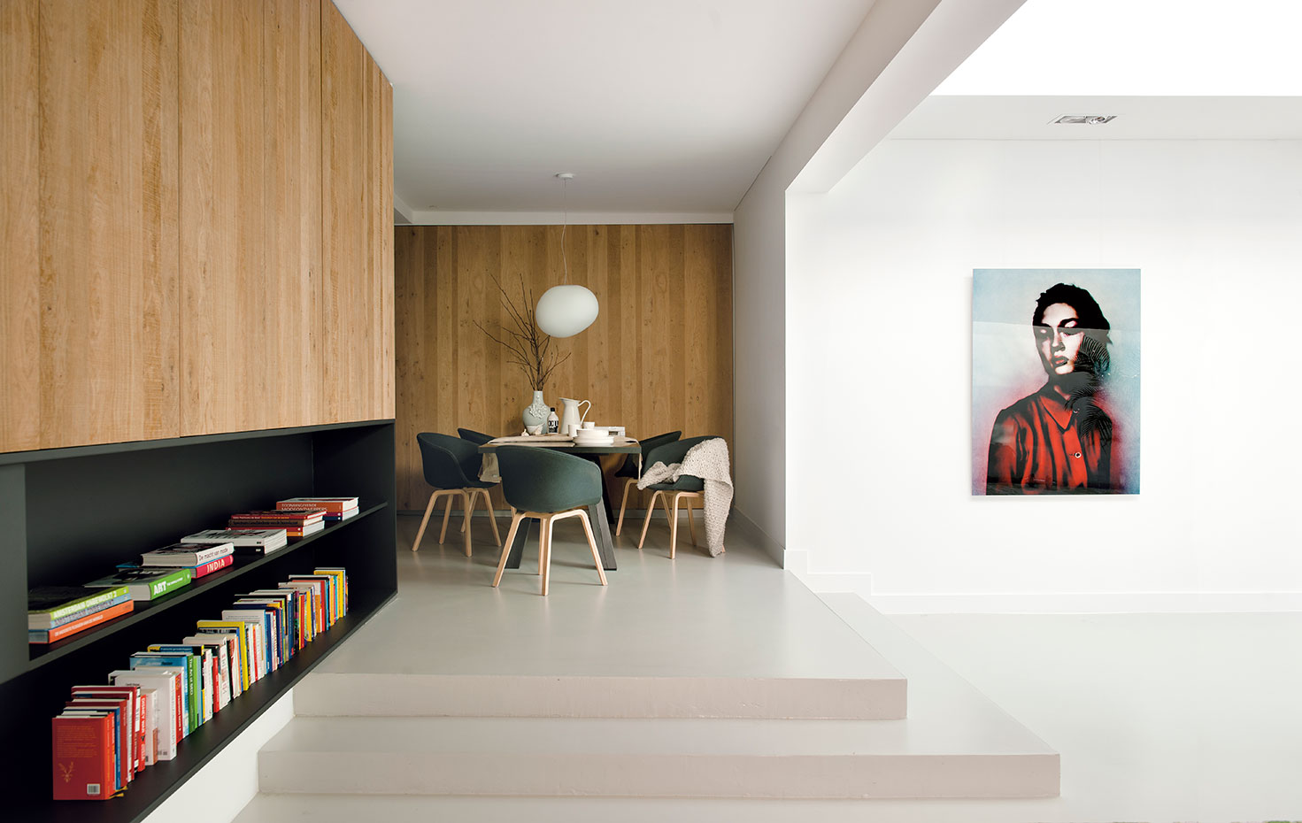 Interior de 129 Interior Architects. Armario de madera de roble rayado, con una librería en la parte inferior. Sillas, modelo About a chair de Hay. Lámpara de techo, modelo Gregg, de Foscarini