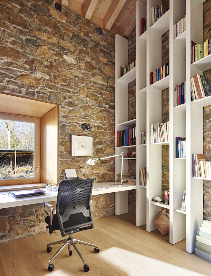 Silla Meda Chair, de Alberto Meda para Vitra. Lámpara Tolomeo, diseño de Giancarlo FAssina y Michele de Lucchi para Artemide