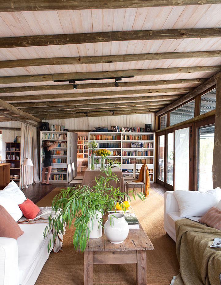 Sofas de Vinçon, lámpara de pie Tolomeo Terra, diseño de Michele de Lucchi y Giancarlo FAssina para Artemide, en Europa Proyectos Lumínicos. Mesa de centro, de madera rústica, en Ambar Muebles. En Uruguai