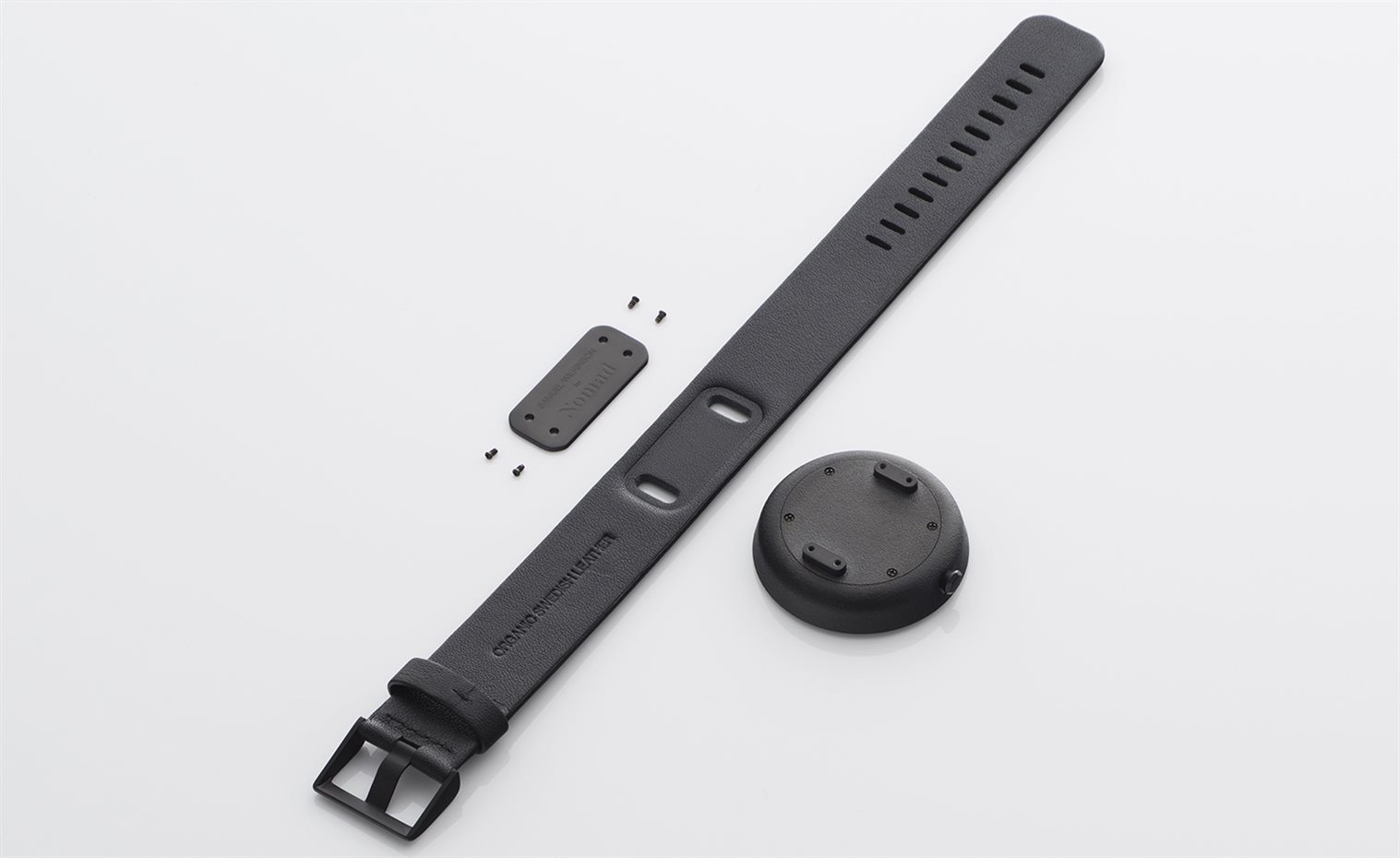 02 inline outline. La correa es de piel y un tira eleva el reloj para que transpire la muñeca