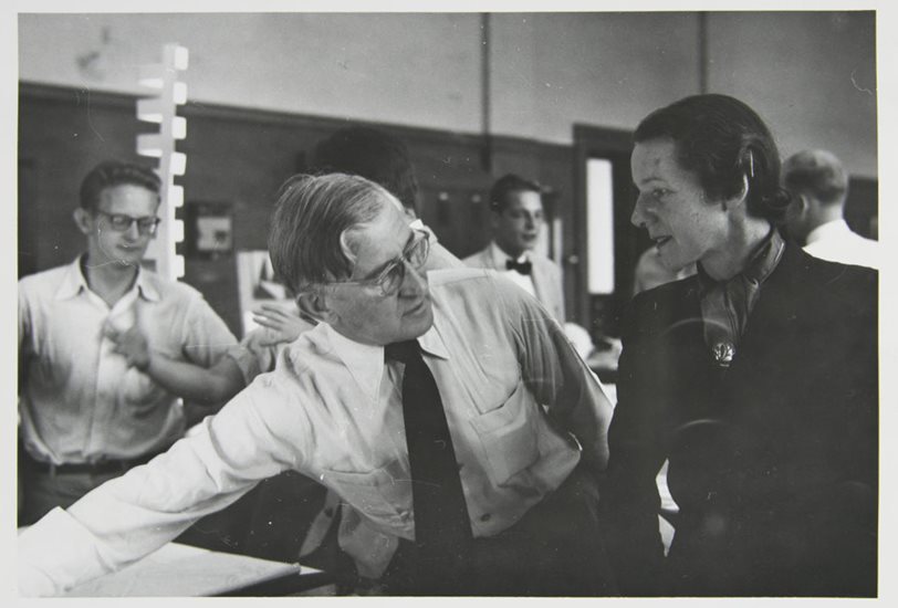 Josef Albers, profesor en la Bauhaus, dando una clase en Harvard