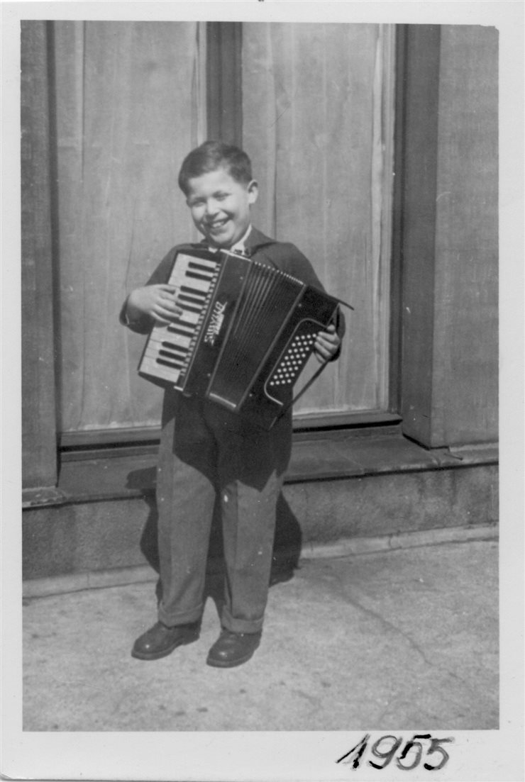 Daniel Libeskind toca con ocho años el acordeón en su Polonia natal