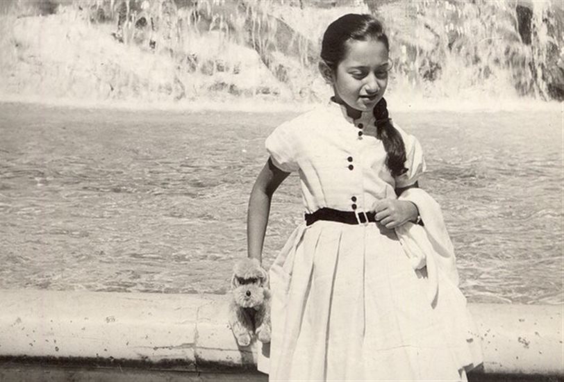 Zaha Hadid junto a la Fontana de Trevi en una visita a Roma con sus padres