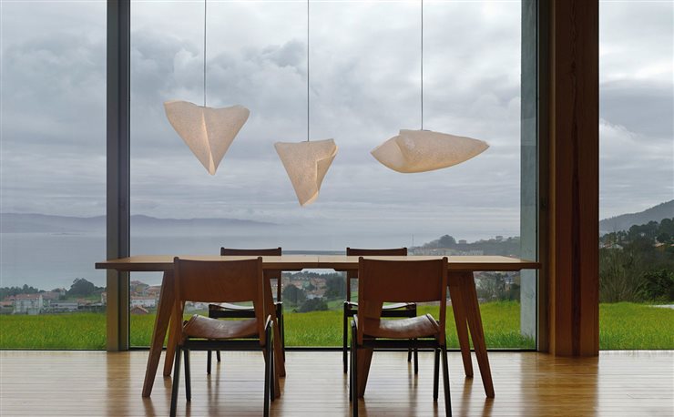 Algunos modelos de luminarias –como la colección Ballet de Arturo Alvarez, en la imagen– están diseñados para utilizar indistintamente lámparas LED o halógenas