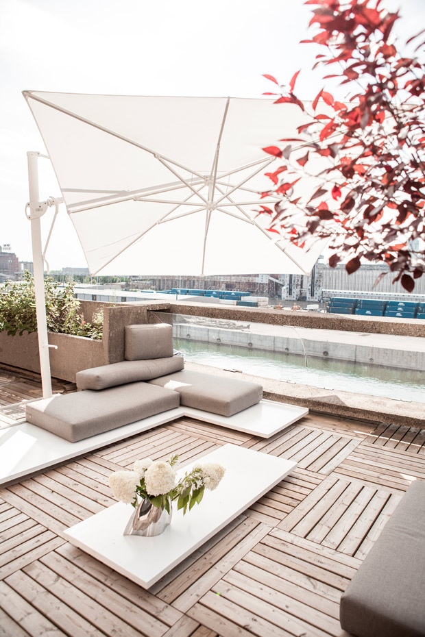 H67MG 3539. Vista parcial de la terraza del apartamento. La reforma respetó en todo momento el diseño y la geometría de su concepción original