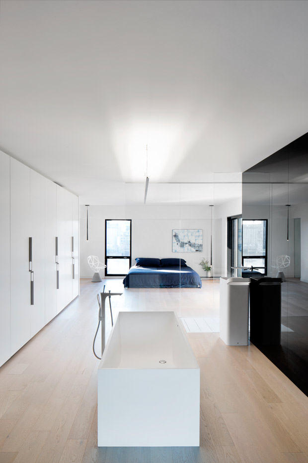 H67TIFF-HABITAT67-7. El blanco de techo y suelo revierte la luz en el dormitorio, que carece de grandes ventanales