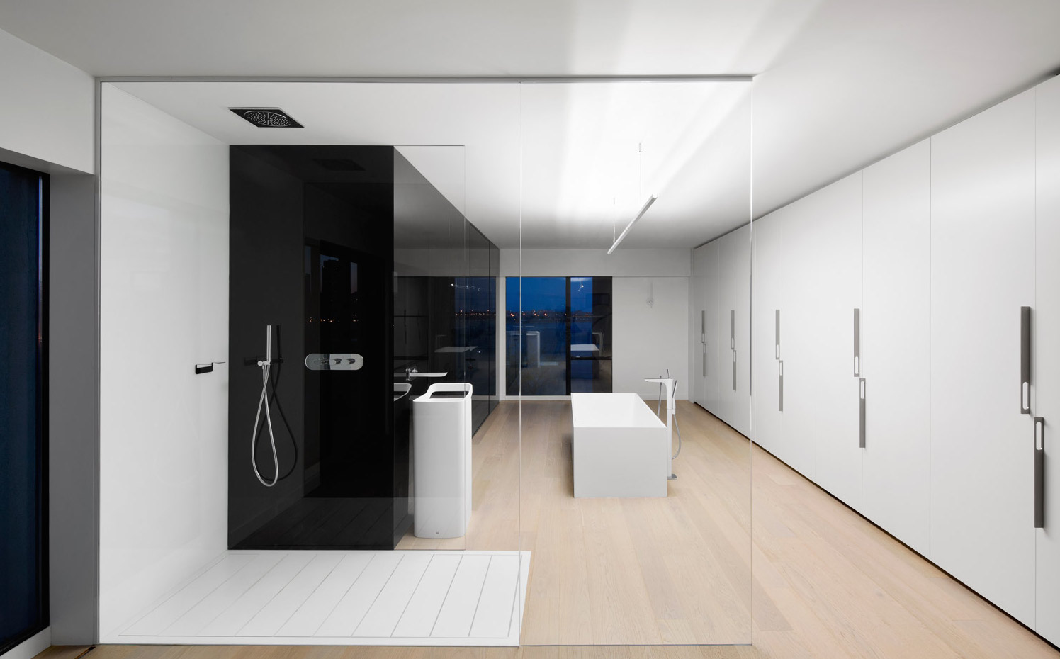 H67 StudioPractice A.Williams 7. El baño queda entre paredes de cristal para que la luz pueda viajar libremente por dentro de la vivienda