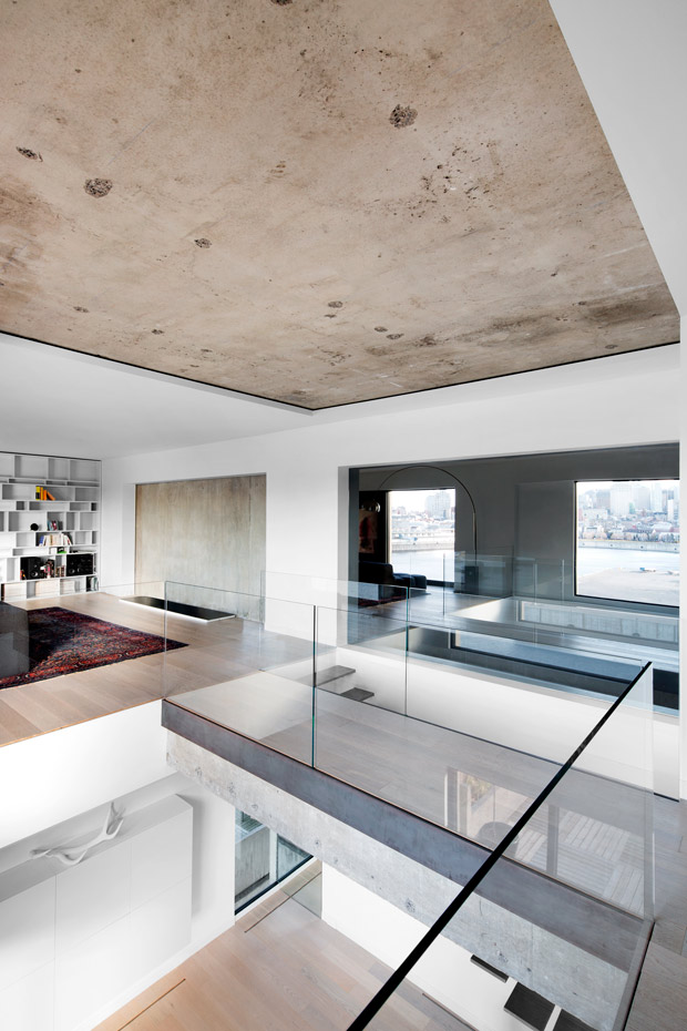 H67 StudioPractice A.Williams. La pasarela conecta visualmente diversos espacios de la casa
