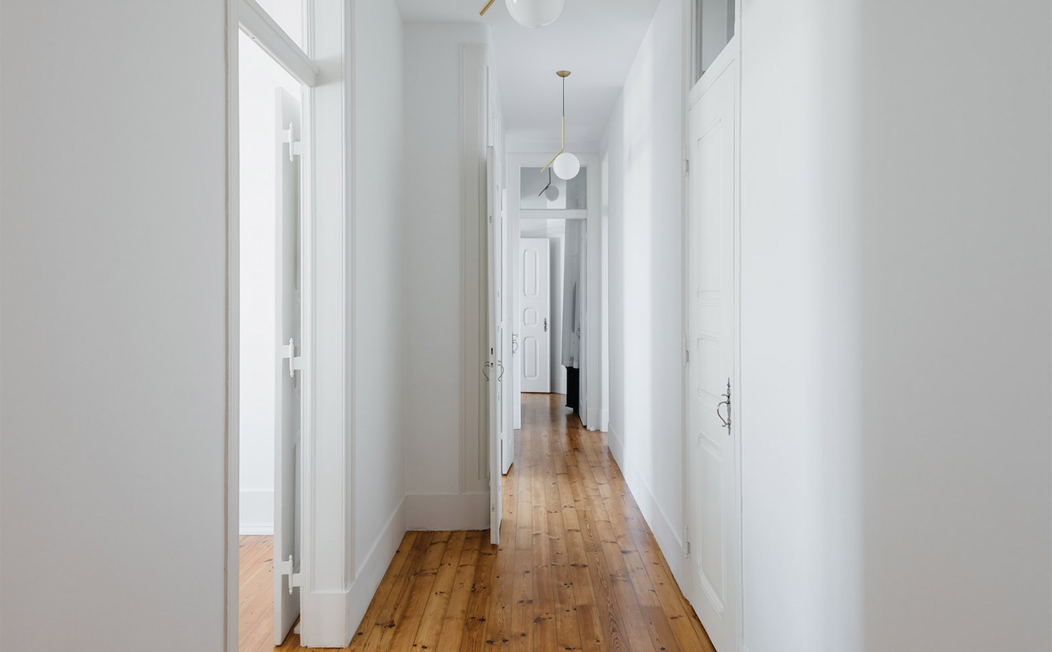 apartment-in-estrela-aurora-arquitectos-interiors4. El viejo suelo de madera hace que la casa conserve su añeja calidez