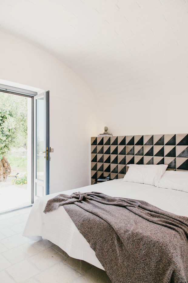  DSC6329. Para construir la pared del cabezal de la cama se utilizaron baldosas idénticas a las que se usaban para decorar las antiguas 'masserias'