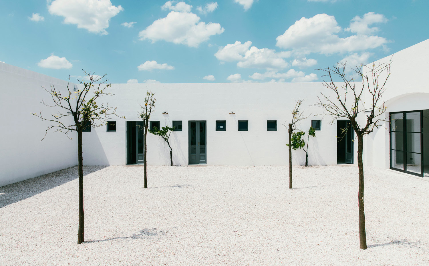  DSC6369. El patio funciona como el distribuidor principal de la casa. Sobre él pivotan las estancias comunes y las seis habitaciones del hotel