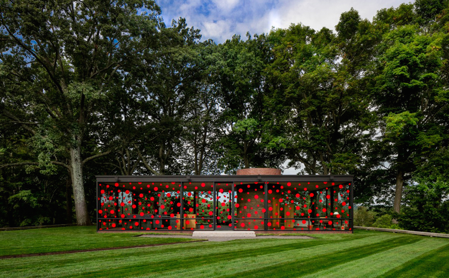 Instalación de Yayoi Kusama en la Glass House de Philip Johnson
