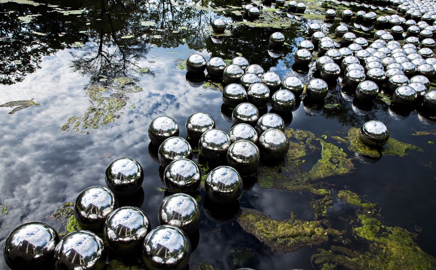 Instalación de Yayoi Kusama en la Glass House de Philip Johnson