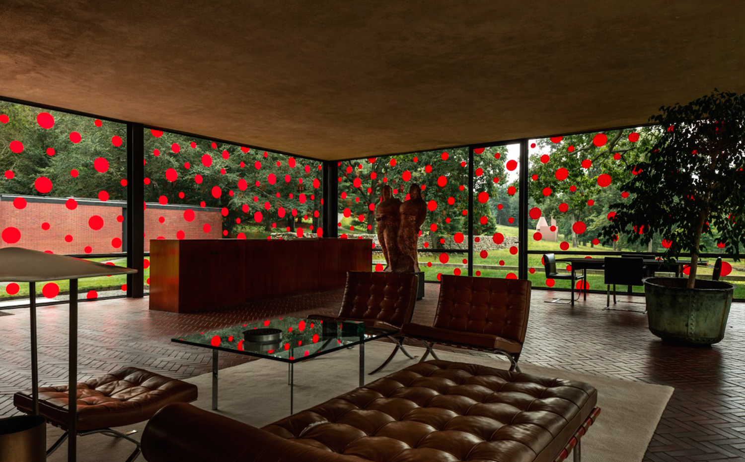 Instalación de Yayoi Kusama en la Glass House de Philip Johnson