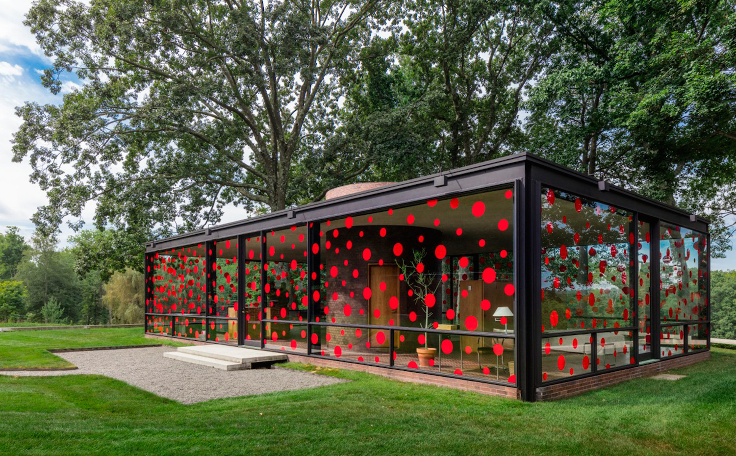 Instalación de Yayoi Kusama en la Glass House de Philip Johnson