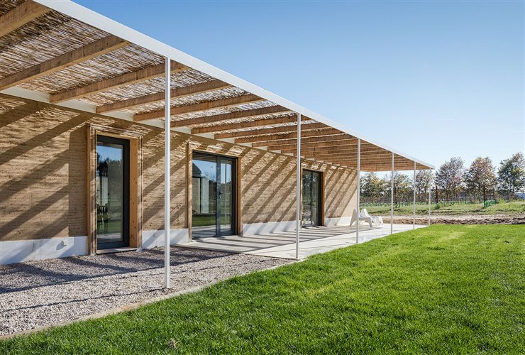 En Casa da Vinha, de estudio blaanc en Portugal, las zonas comunes se confinan en un volumen de tierra apisonada, es decir, de adobe