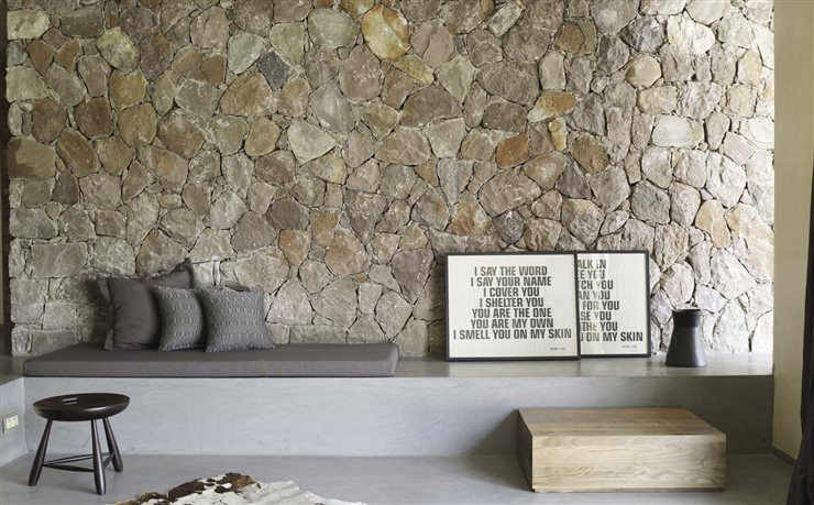 Los materiales naturales destacan también por su bajo coste de producción. Pared de piedra en una casa de Studio KO