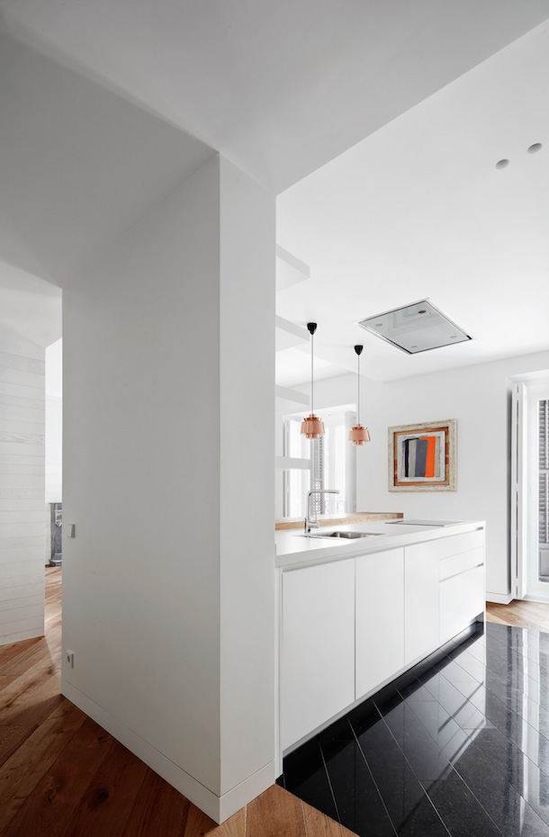 PRINCIPE-VERGARA-02. La zona de día comprende la cocina, el comedor y la sala de estar y se presenta de forma contínua, contradiciendo el diseño original pero valorando detalles como, por ejemplo, la presencia de los balcones en línea