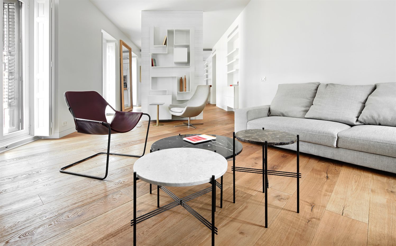 PRINCIPE-VERGARA-11. Librería Vita, de MDF Italia, tres mesitas de café de Gubi, diseño de GamFratesi 