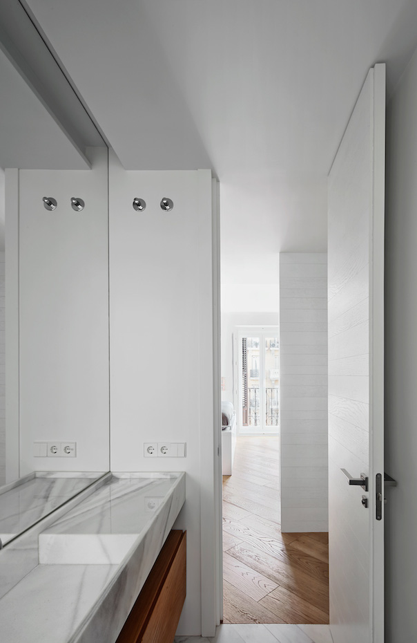 PRINCIPE-VERGARA-13. En la zona de noche hay tres habitaciones y tres baños, todos ellos de mármol blanco, en clara alusión a los materiales del piso originales