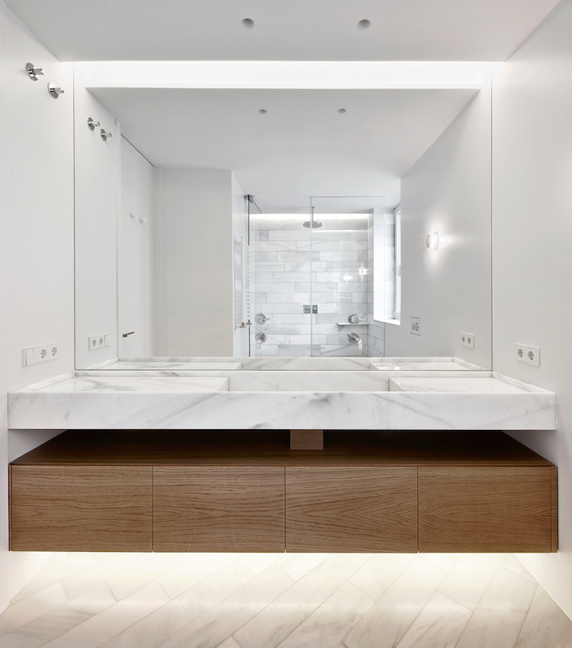 PRINCIPE-VERGARA-16. Son muchos los detalles en que se combina el mármol con la madera, un canto a los materiales que se utilizaron en la construcción original de la vivienda