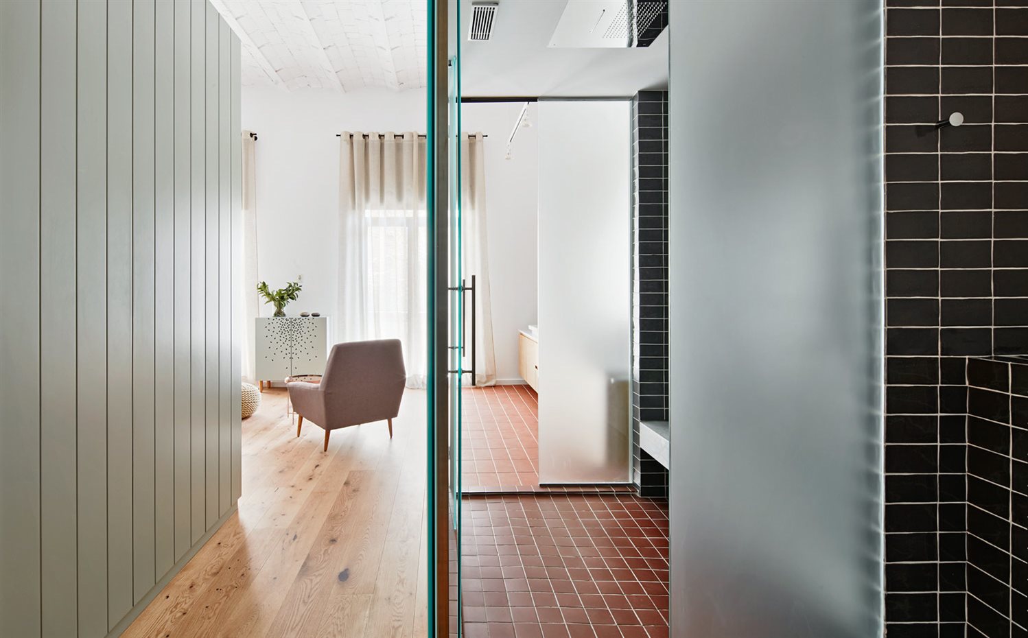 REFORMA-CASP-06. La luz natural es abundante y se concentra en los dos extremos de la vivienda, pero gracias a las puertas y paredes de cristal, esta luz puede aprovecharse y llegar perfectamente a todos los rincones