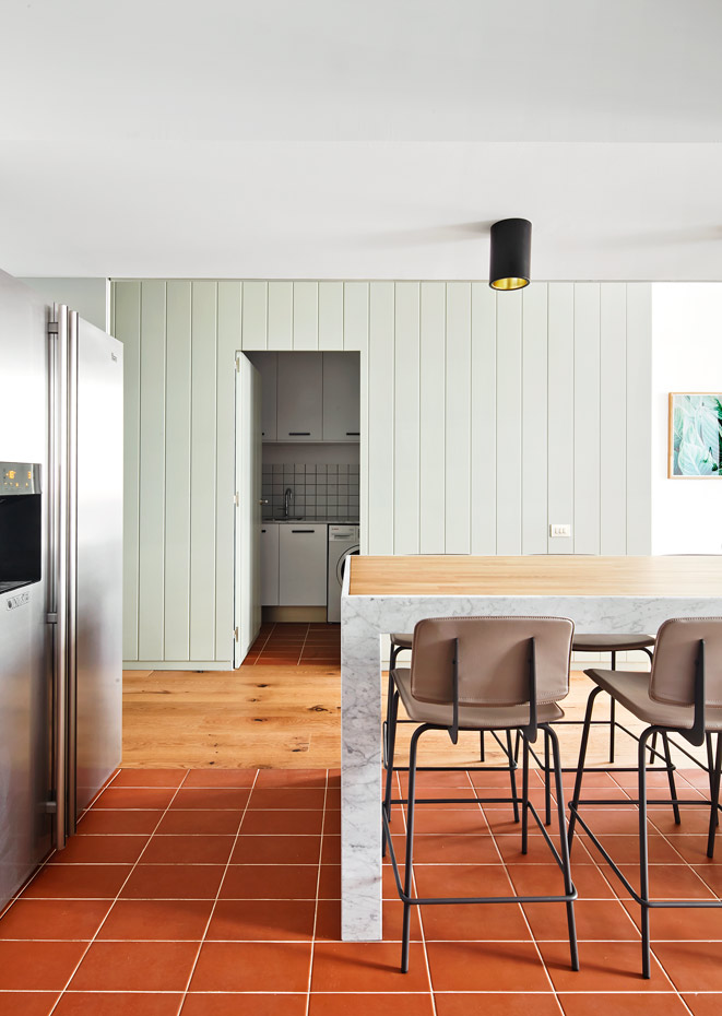 REFORMA-CASP-13. La cerámica del suelo es un atrevido elemento que ayuda a diferenciar ambientes, como el de una parte de la cocina -en el cubo, con puerta de entrada- de la zona de paso y del comedor