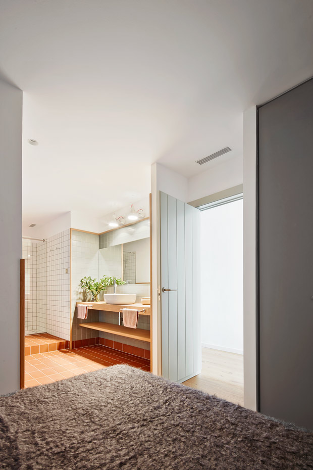 REFORMA-CASP-10. El baño es una elegante sucesión de detalles de extrema calidad, empezando por una poderosa cerámica y acabando en los trazos de madera que sellan cada rincón natural