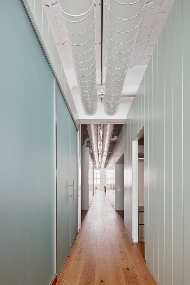REFORMA-CASP-03. Los elementos industriales, de estética loft, como los tubos de acero galvanizado de la climatización a la vista, le otorgan una gran personalidad a la vivienda reformada
