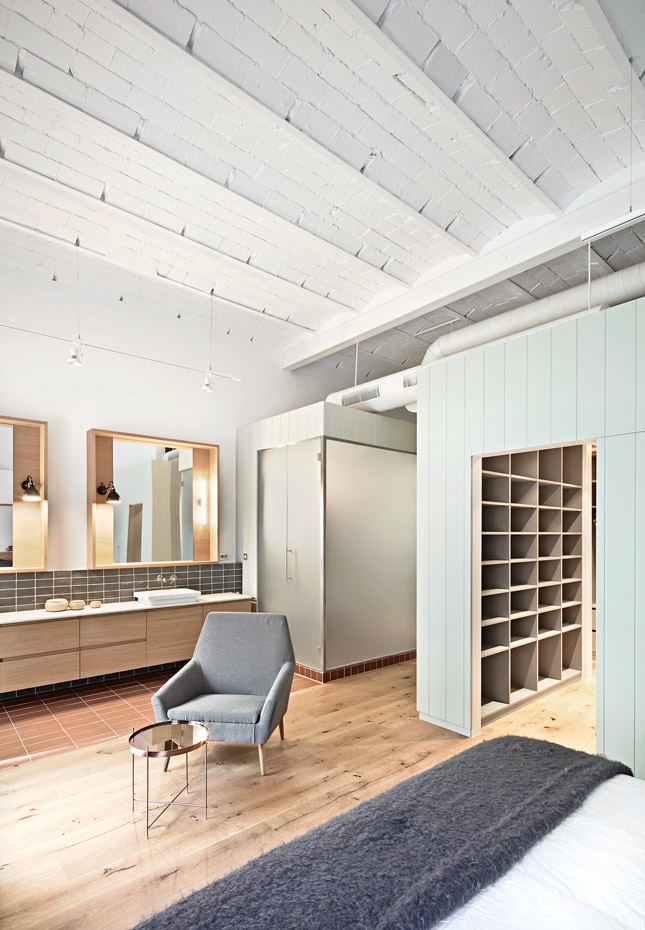 REFORMA-CASP-08. Otra de las estancias 'de paso' es este armario vestidor pensado con precisión para ayudar a mantener el orden en el resto de la vivienda que luce sin estorbos ni ruido visual, diáfana y limpia